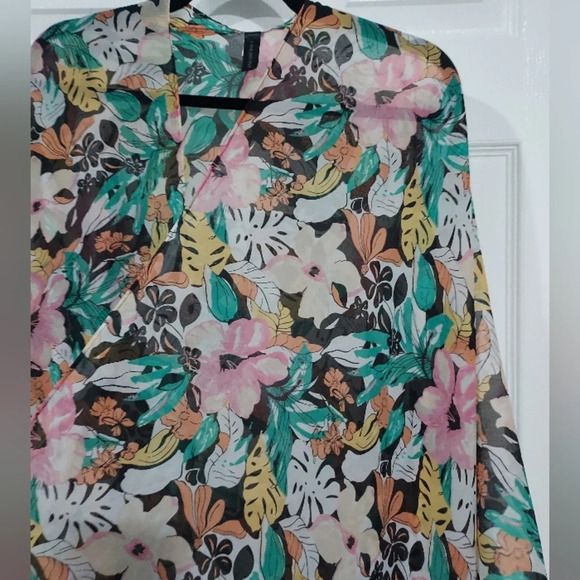 Lane Bryant Sheer Floral/Tropical Tasseled Scarf Ruana in Size One size - Picture 6 of 9